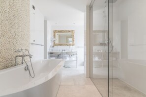 Riva Marina Terrace Suite Sea View | ห้องน้ำ | ของใช้ในห้องน้ำฟรี, ไดร์เป่าผม, เสื้อคลุมอาบน้ำ, รองเท้าสวมภายในห้อง