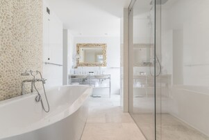 Riva Marina Terrace Suite Sea View | Baño | Artículos de higiene personal gratuitos, secador de pelo y albornoces