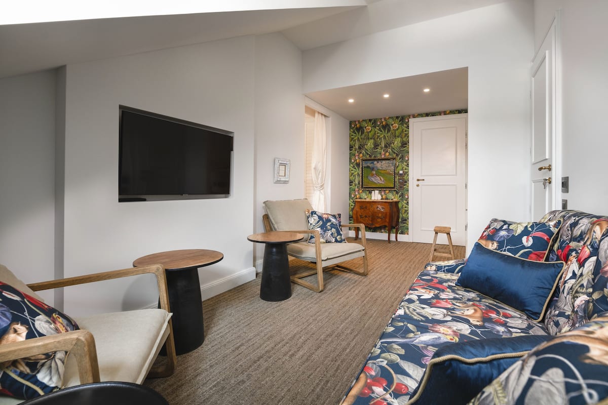 Deluxe Two Bedroom Suite | 高級寢具、迷你吧、房內夾萬、免費 Wi-Fi