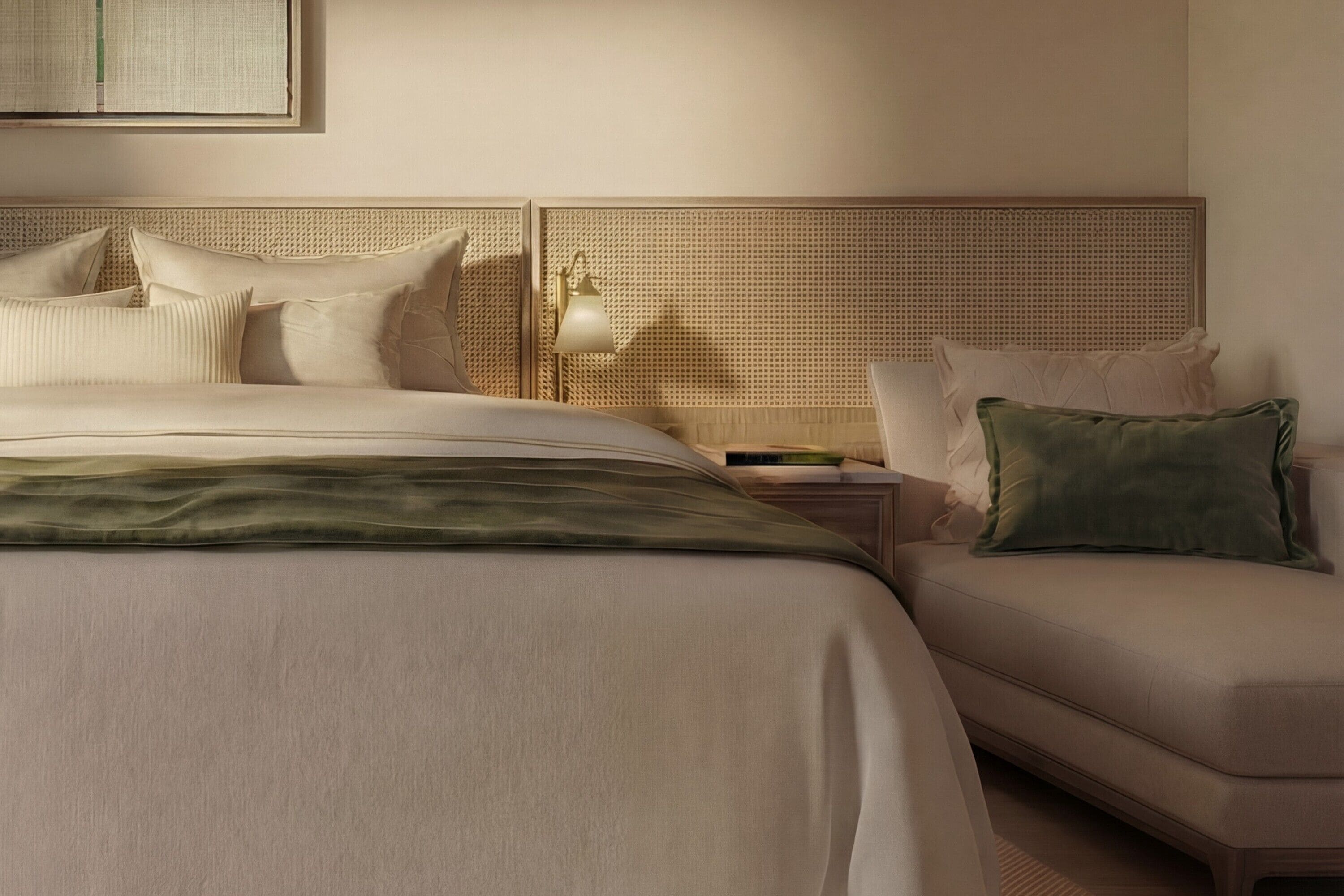 Una habitación de hotel moderna con una cama grande, una mesita de noche y un almohadón verde.