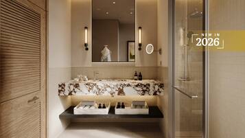 Deluxe Room Balcony Sea View | Baño | Secadora de cabello, batas, toallas, jabón