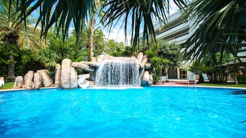 Una piscina al aire libre de temporada