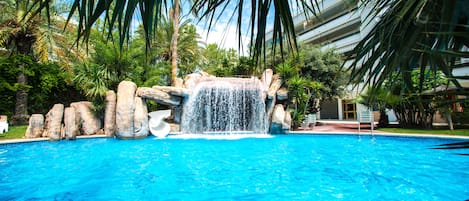 Una piscina al aire libre de temporada