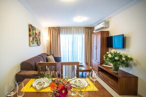 30-inch flat-screen TV with satellite channels, TV - Ona Jardines Paraisol (Salou)