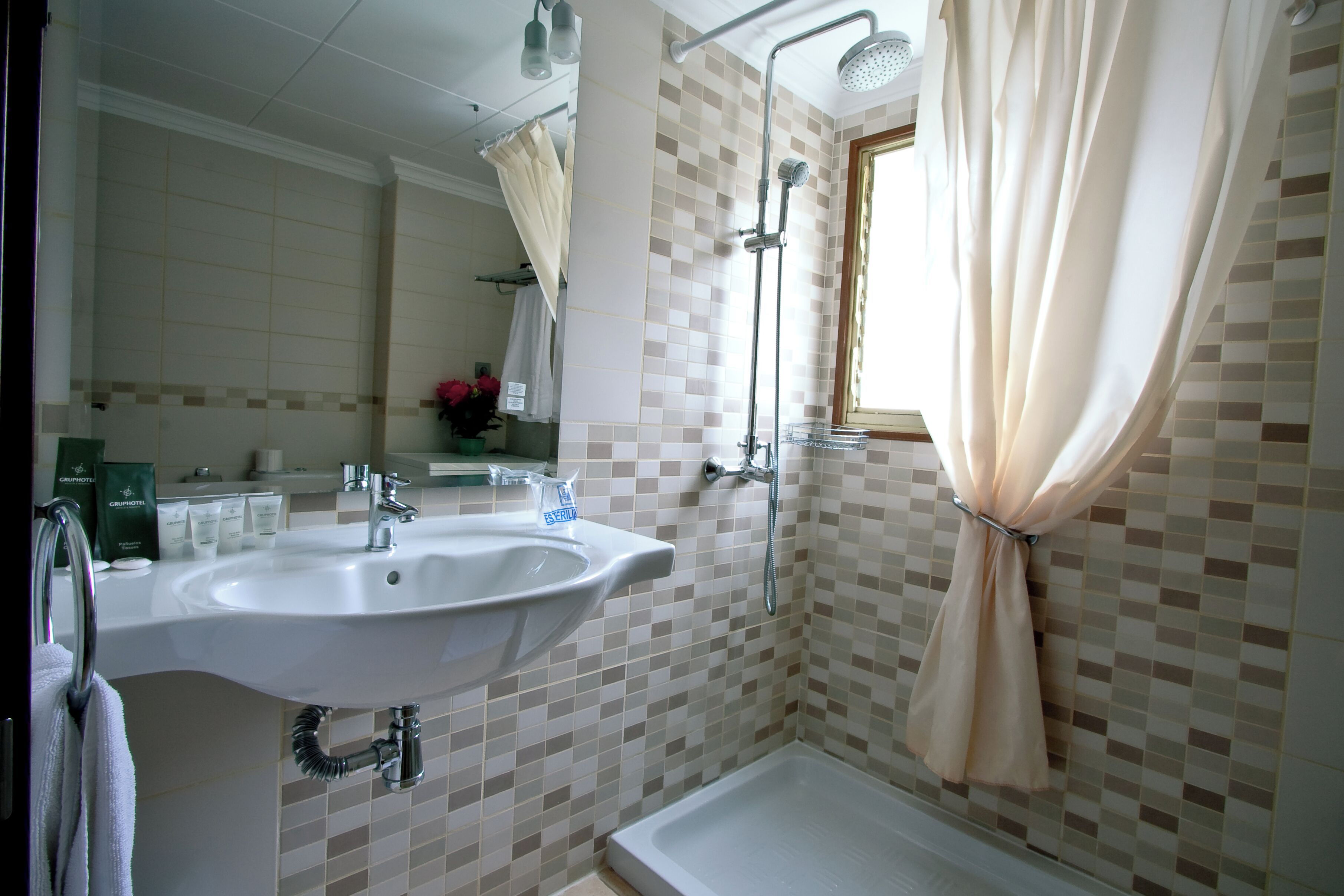 Ensemble douche/baignoire, sèche-cheveux, bidet, serviettes fournies