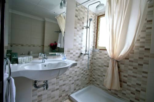 Ducha y bañera combinadas, secador de pelo, bidé y toallas