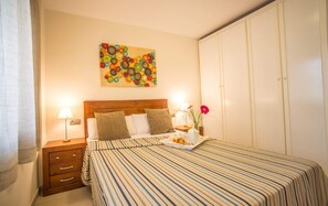 Iron/ironing board, cribs/infant beds, bed sheets - Ona Jardines Paraisol (Salou)