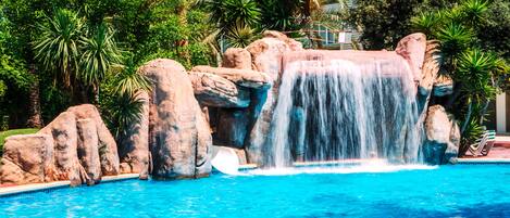 Piscine extérieure (ouverte en saison)