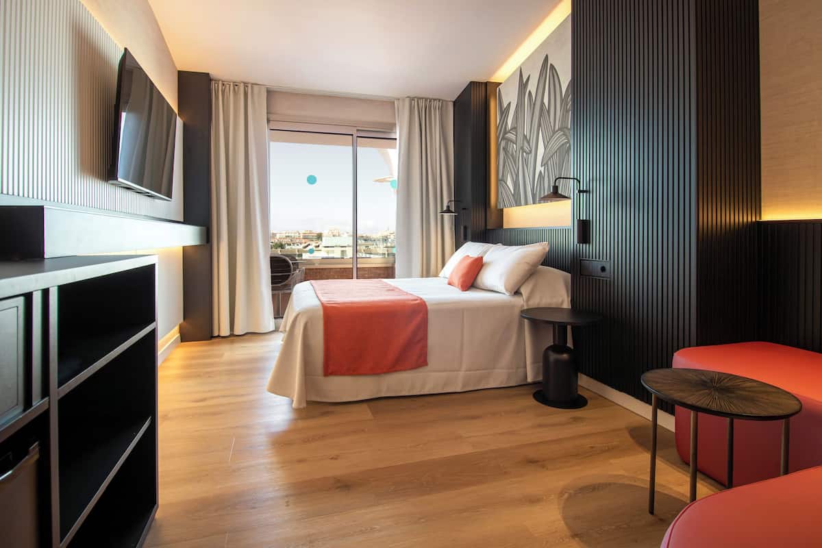 privilege rooftop pool | 1 bedroom, in-room safe, desk, soundproofing