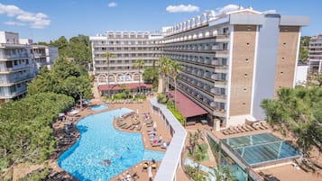 Piscine couverte, 3 piscines extérieures, parasols de plage