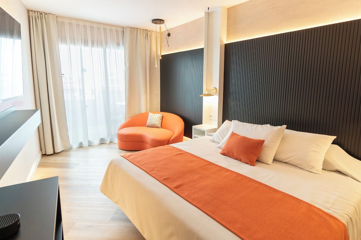 1 bedroom, in-room safe, desk, soundproofing