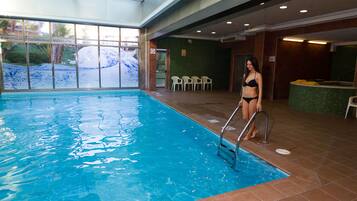 Piscine couverte, 3 piscines extérieures, parasols de plage