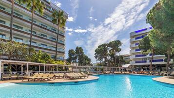 Indoor pool, 3 outdoor pools, pool umbrellas, pool loungers