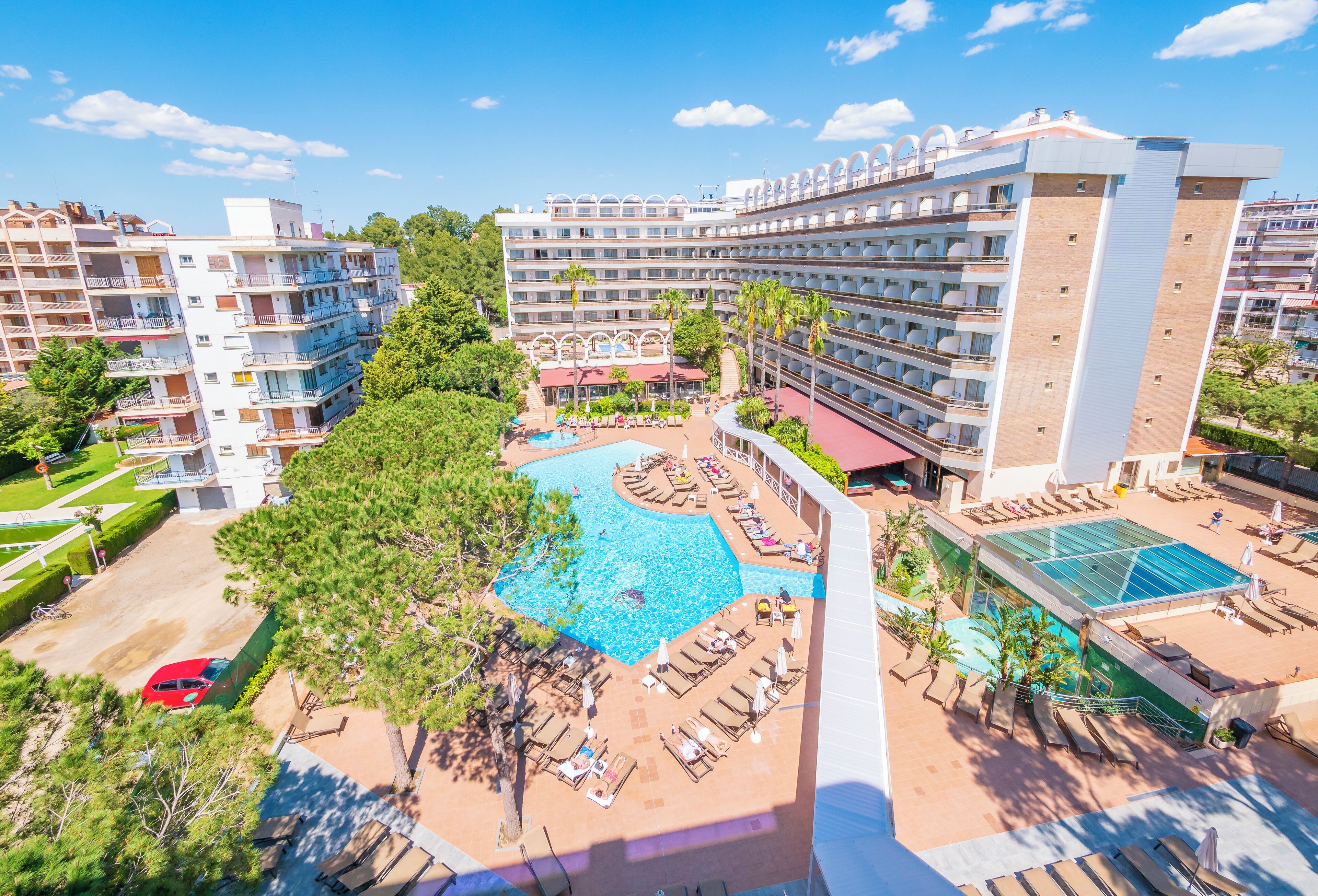 Een binnenzwembad, 3 buitenzwembaden, parasols voor strand/zwembad