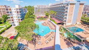A hotel with multiple floors, a swimming pool, and a sun deck with lounge chairs. - Golden Port Salou & Spa (Salou)