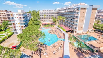 Een binnenzwembad, 3 buitenzwembaden, parasols voor strand/zwembad