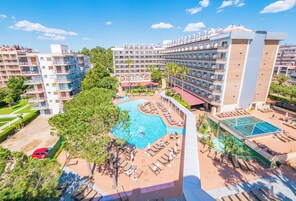 Una piscina cubierta, 3 piscinas al aire libre, sombrillas, tumbonas
