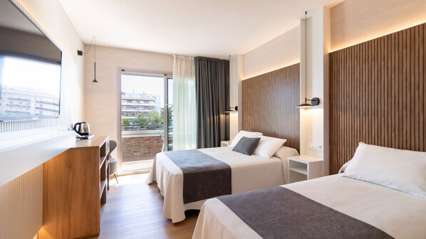 In-room safe, desk, soundproofing, free cribs/infant beds - Golden Port Salou & Spa (Salou)