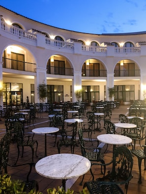 Bar (trong khuôn viên)