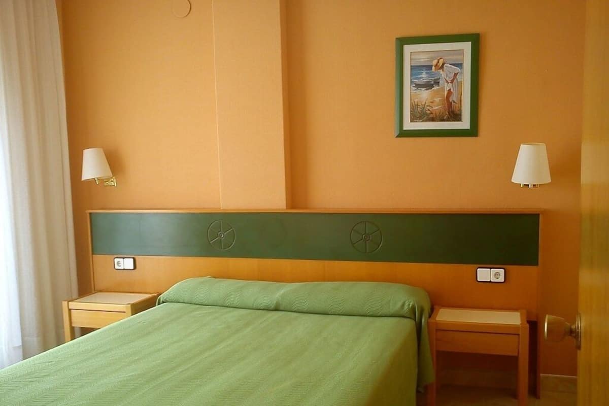 Minibar, in-room safe, WiFi (free), bed sheets