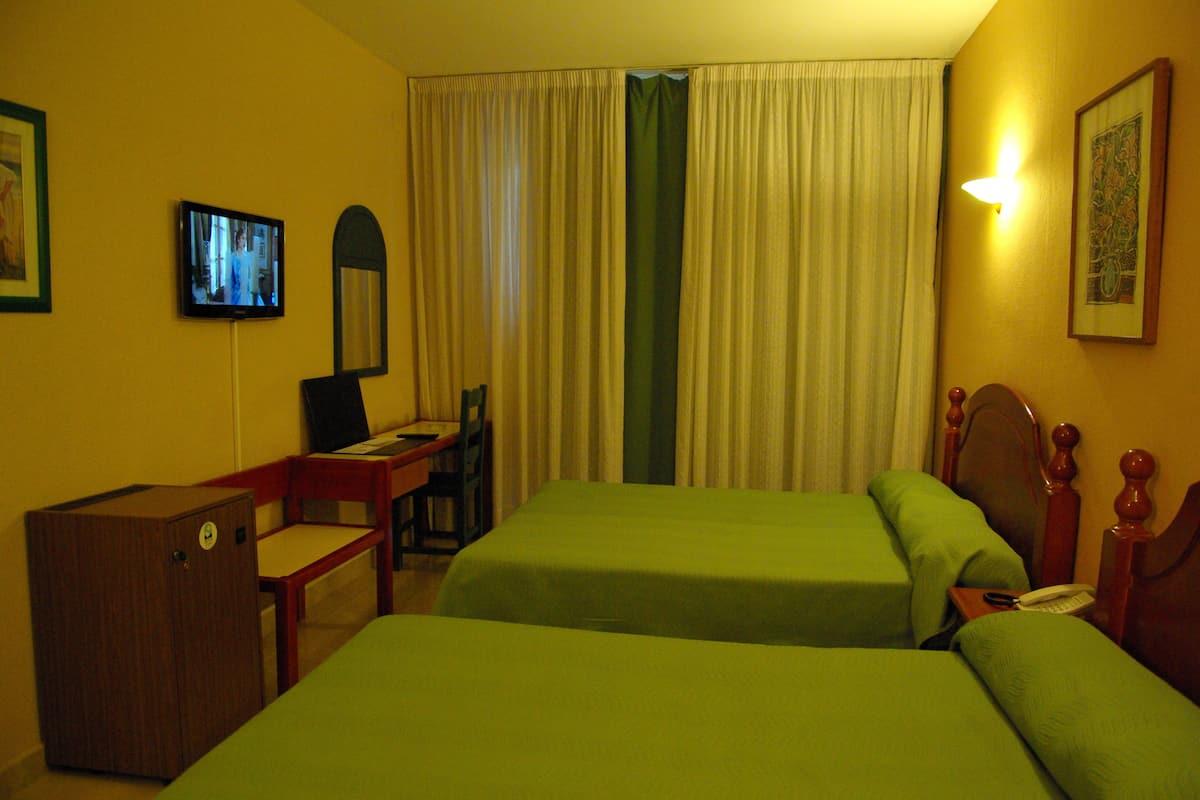 Minibar, in-room safe, WiFi (free), bed sheets
