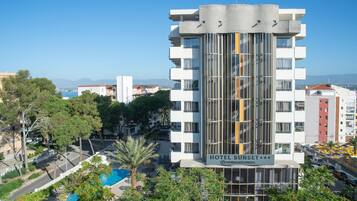 Alberca al aire libre y camastros