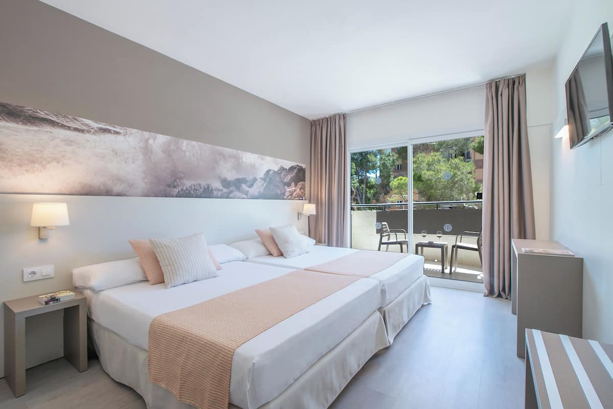 Doble para uso individual | Minibar, WiFi (free), bed sheets