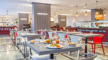 Petit déjeuner buffet (10 EUR par personne)