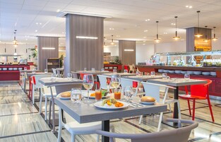 Se ofrece un desayuno bufé (10 EUR por persona)