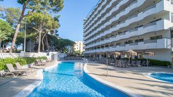 Piscine extérieure, chaises longues