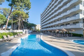 Utomhuspool och solstolar