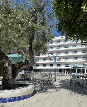 Outdoor pool, pool umbrellas, sun loungers - Santa Monica Playa (Salou)