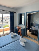 In-room safe, desk, bed sheets