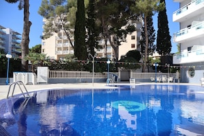 Piscine extérieure, parasols de plage, chaises longues