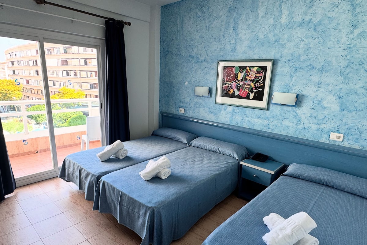 Coffres-forts dans les chambres, bureau, draps fournis