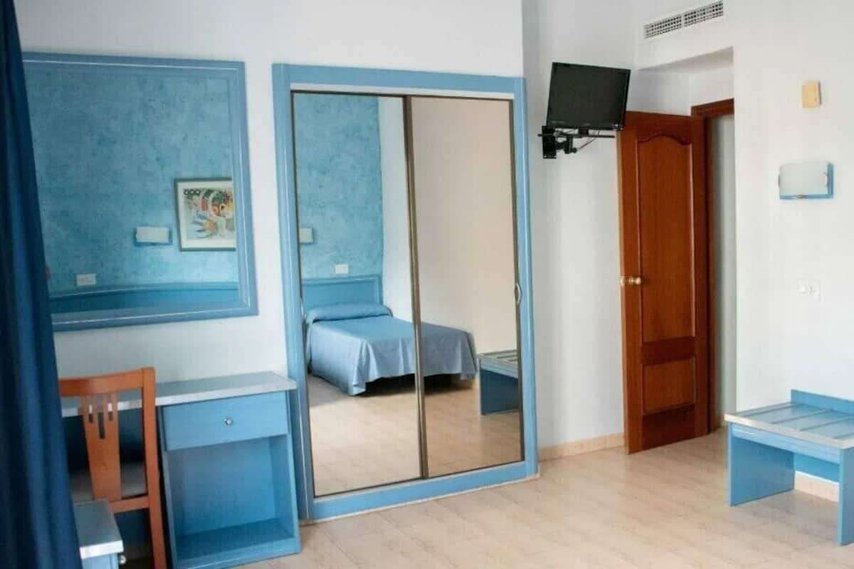 In-room safe, desk, bed sheets