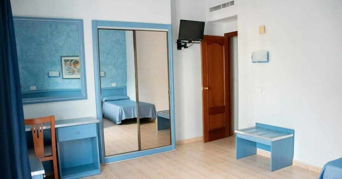 In-room safe, desk, bed sheets