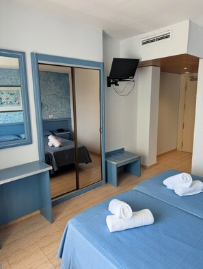 Caja de seguridad en la habitación, escritorio y ropa de cama 