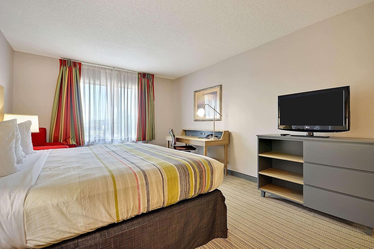 1 bedroom, premium bedding, desk, laptop workspace