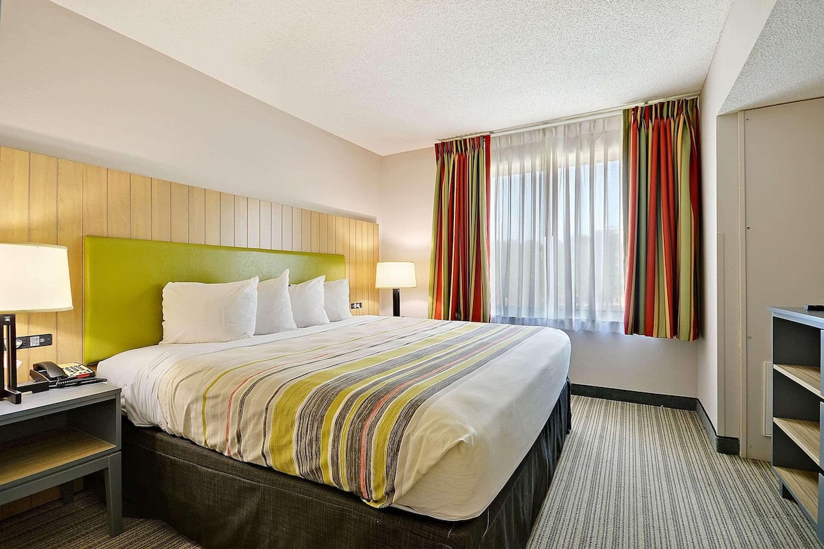 Room, 1 King Bed, Non Smoking | 1 bedroom, premium bedding, desk, laptop workspace