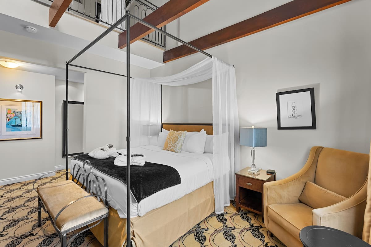 Contemporary Junior Suite (Lady Godiva & Sewell) | 1 bedroom, hypo-allergenic bedding, down comforters, pillowtop beds