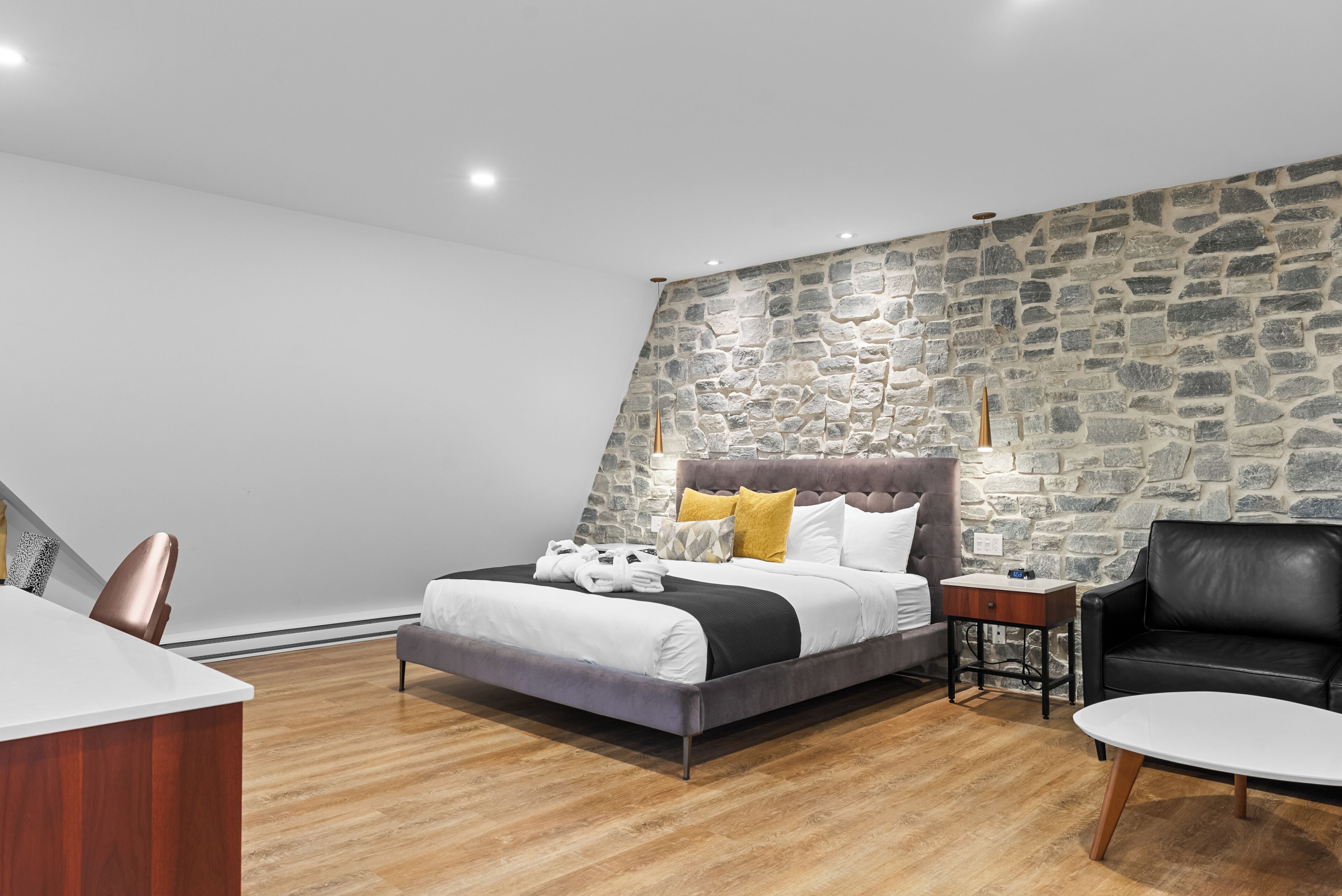 Signature Room | Hypo-allergenic bedding, down comforters, pillowtop beds, in-room safe