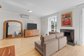 디럭스 스튜디오 | 거실 공간 | 케이블 채널 시청이 가능한 50인치 평면 TV, TV, 책