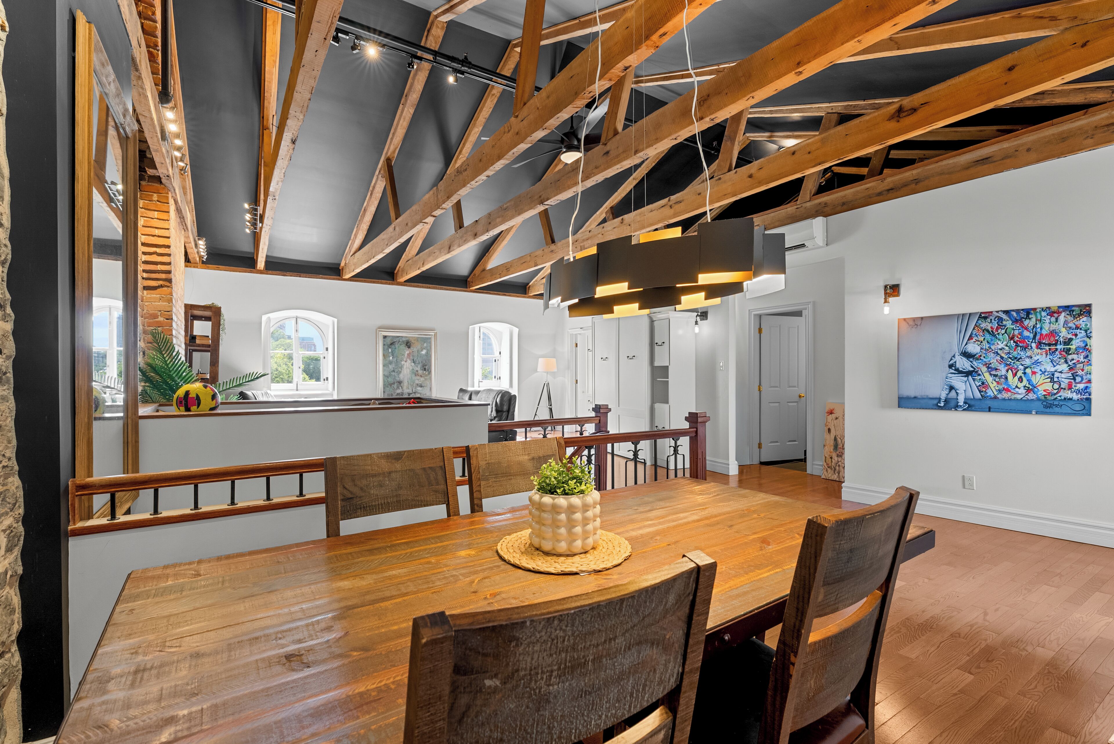 特级公寓 | 起居区 | 50-英寸纯平电视（配备有线频道）、电视、书