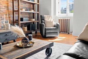 Grand Apartment | Living area | 50-inch flat-screen TV with cable channels, TV, books - Le Manoir d'Auteuil - Par Aneyro (Québec City)