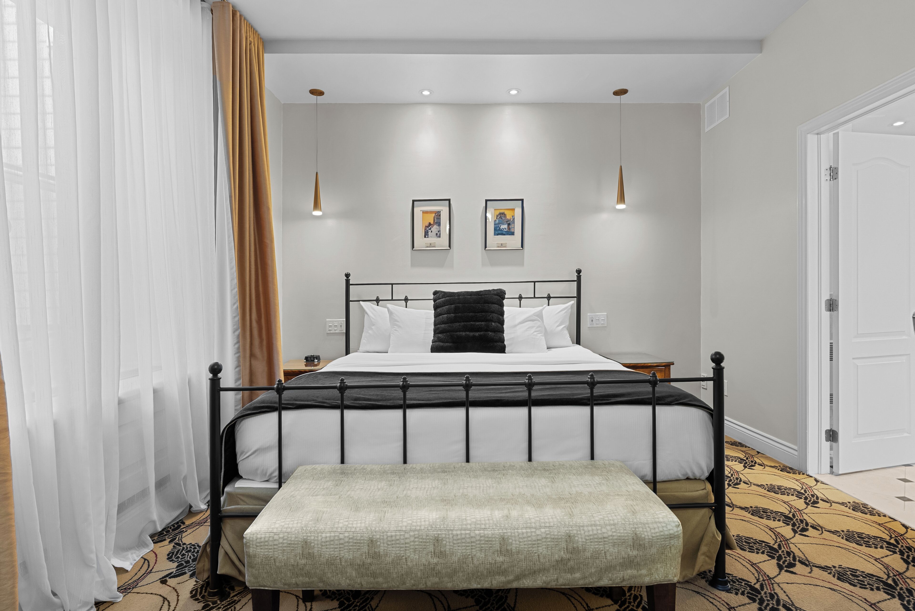 Deluxe Room  | Hypo-allergenic bedding, down comforters, pillowtop beds, in-room safe