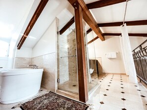 Habitación romántica doble de uso individual | Baño | Artículos de higiene personal gratuitos, secador de pelo y toallas
