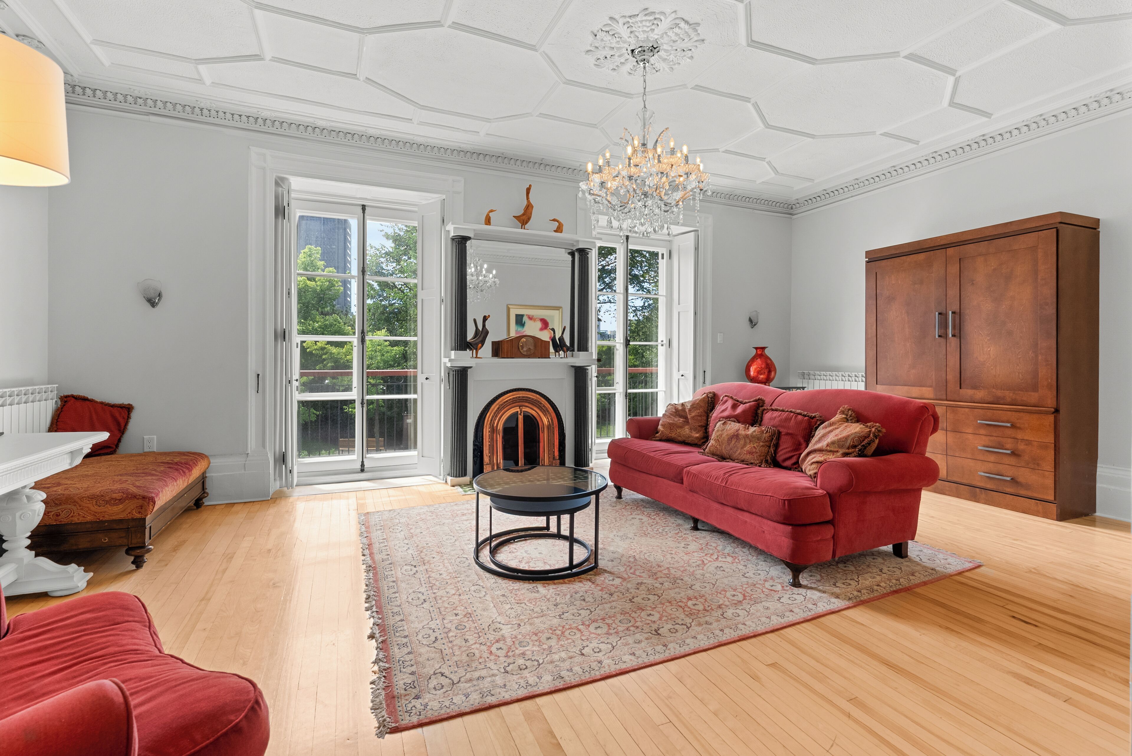 deluxe studio | living area | 50-inch flat-screen tv with cable channels, tv, books