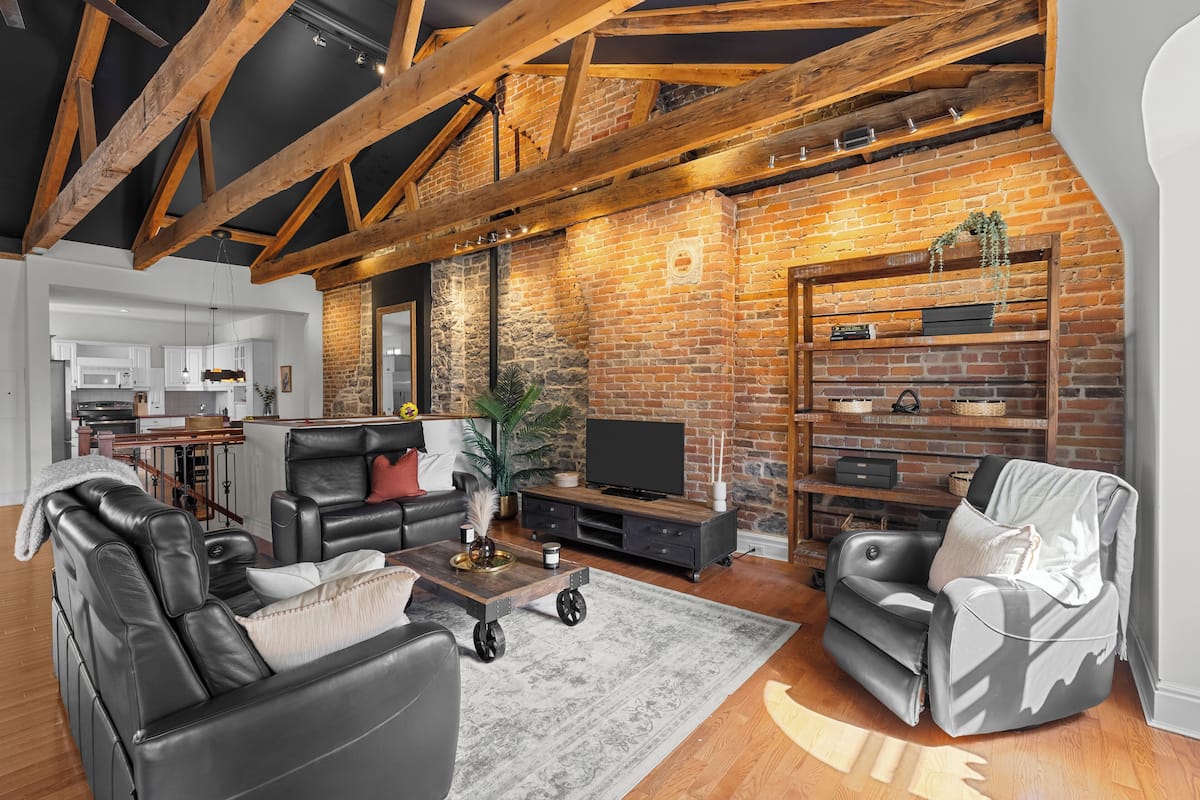 Grand Apartment | Living area | 50-inch flat-screen TV with cable channels, TV, books