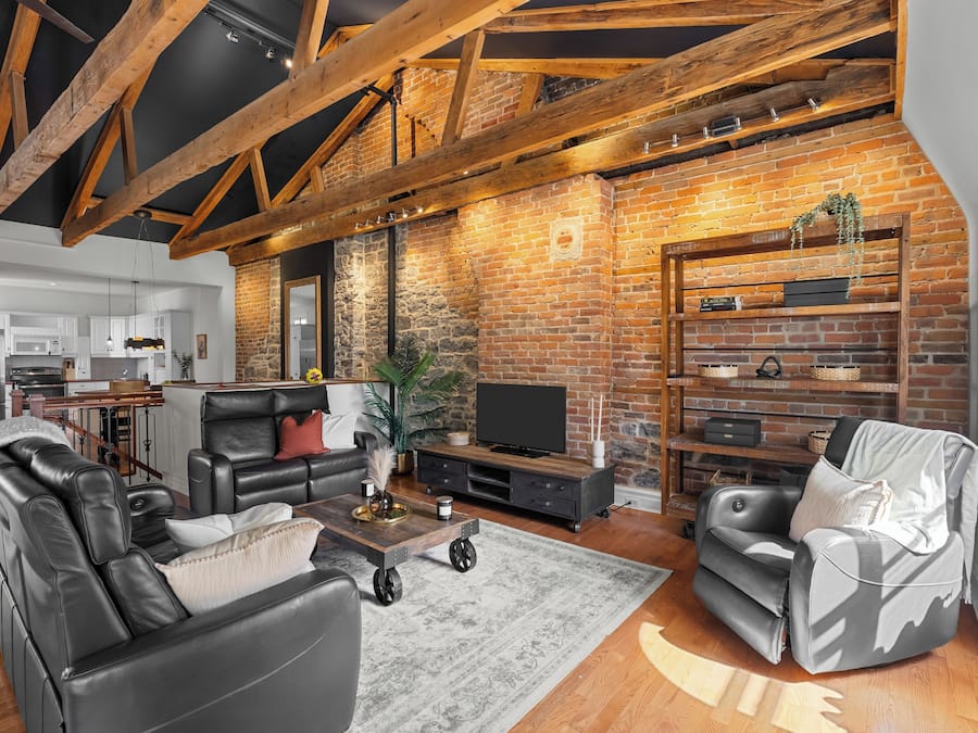 Grand Apartment | Living area | 50-inch flat-screen TV with cable channels, TV, books